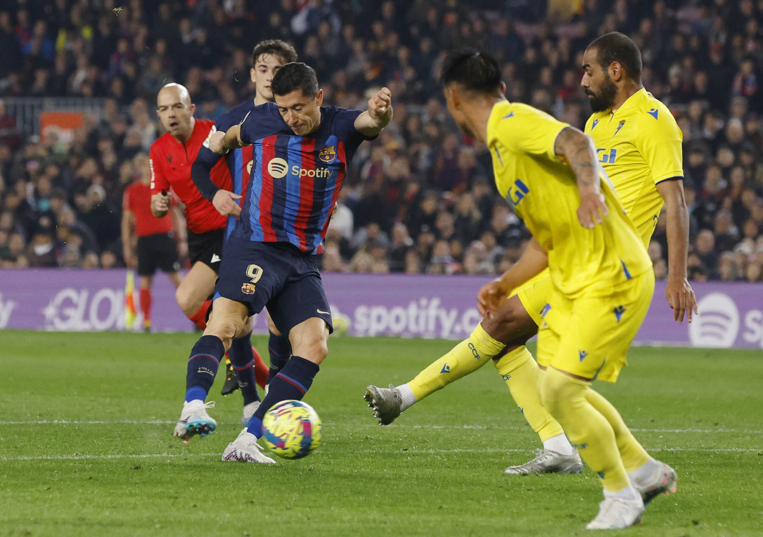 Soccer Football - LaLiga - FC Barcelona v Cadiz - Camp Nou, Barcelona, Spain - February 19, 2023 FC Barcelona's Robert Lewandowski scores their second goal REUTERS