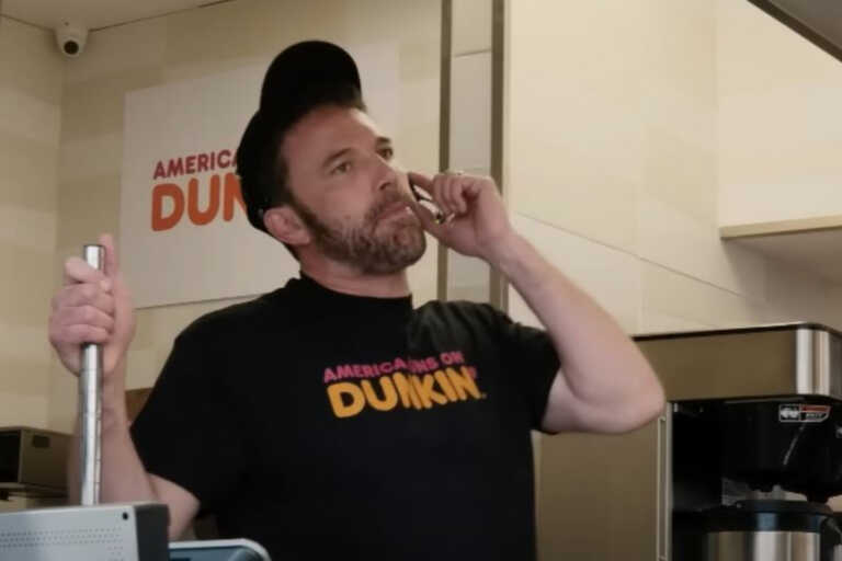 Μπεν Άφλεκ και Τζένιφερ Λόπεζ σε διαφήμιση των Dunkin Donuts - Τo viral σποτάκι τους