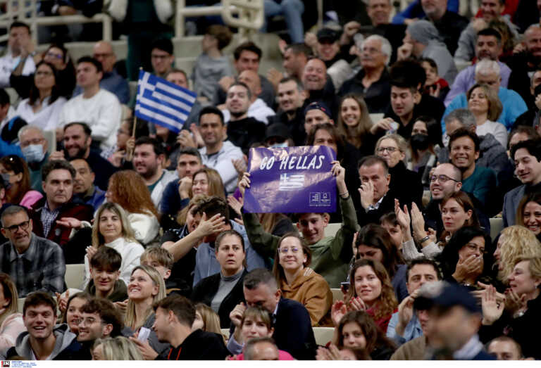 Ο Στέφανος Τσιτσιπάς και οι παίκτες της Εθνικής φώναξαν «Ελλάς» και χειροκροτήθηκαν από τον κόσμο που γέμισε το ΟΑΚΑ