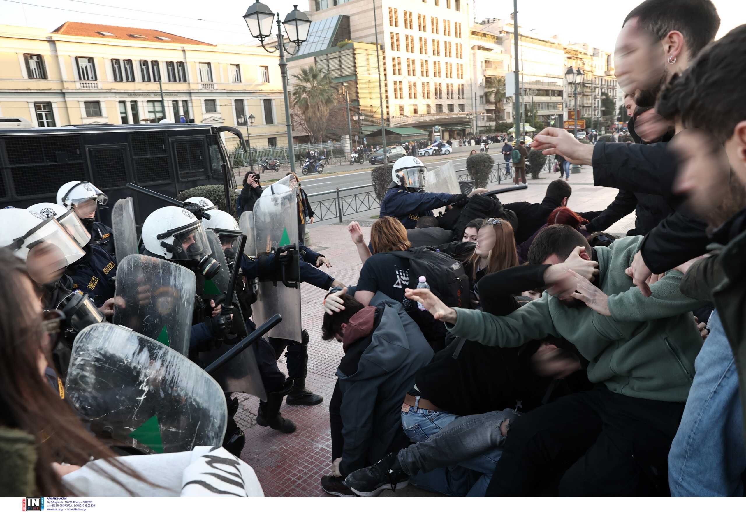 Επεισόδια έξω από το Μέγαρο Μουσικής εν αναμονή του πρωθυπουργού