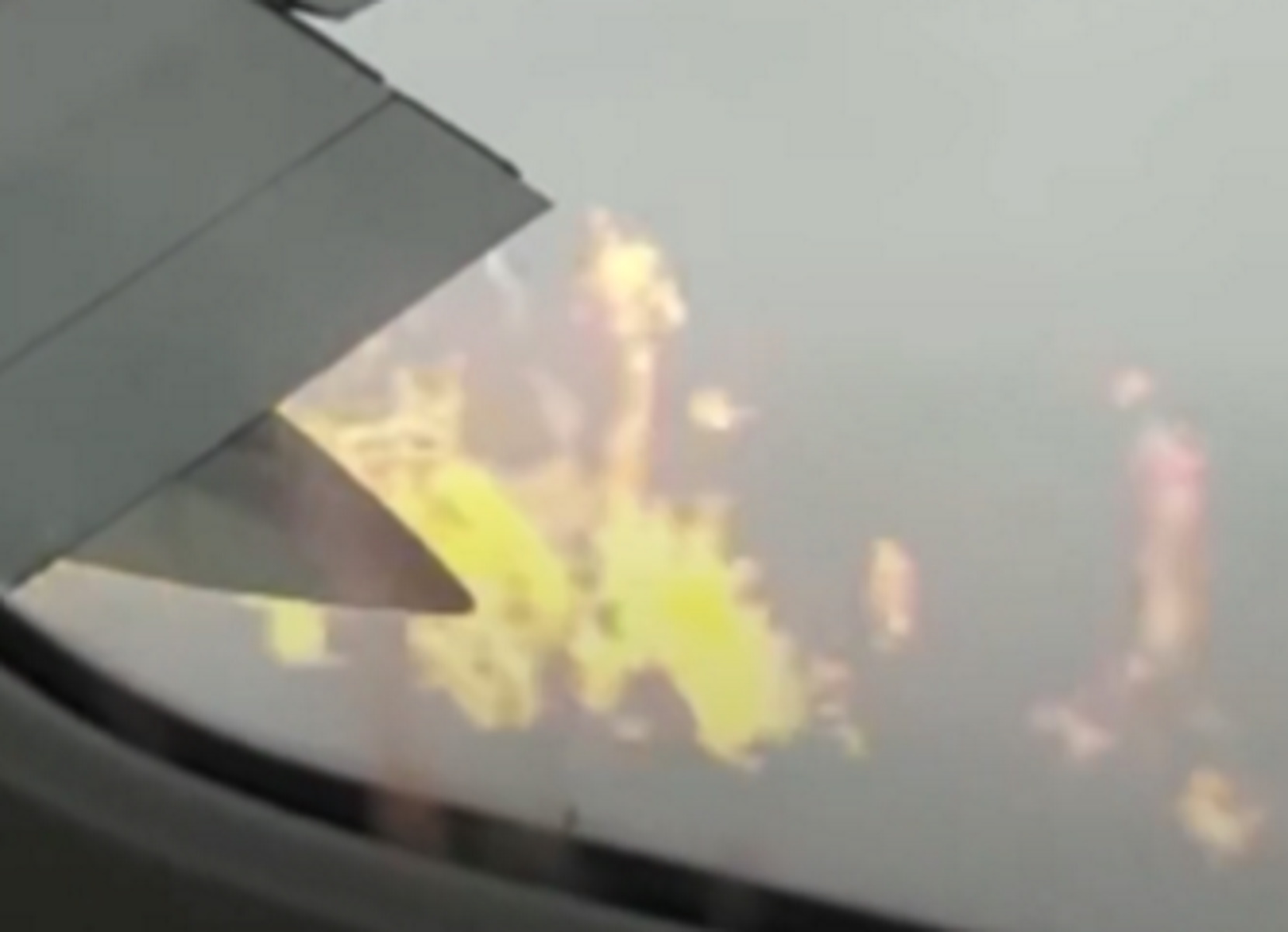 Βρετανία: Βίντεο με φλεγόμενο κινητήρα αεροπλάνου – Τρόμος στον αέρα για εκατοντάδες επιβάτες