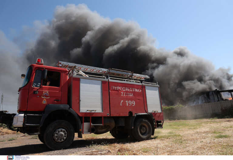 Υπό έλεγχο η φωτιά σε αποθήκη εργοστασίου στη Μαγούλα - Κάηκαν παλέτες και είδη ξυλείας