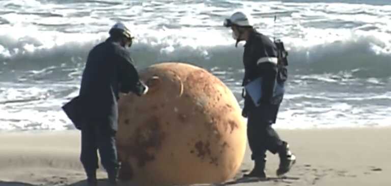 Μυστηριώδες αντικείμενο βρέθηκε σε ακτή της Ιαπωνίας – Πήραν φωτιά οι θεωρίες συνωμοσίας