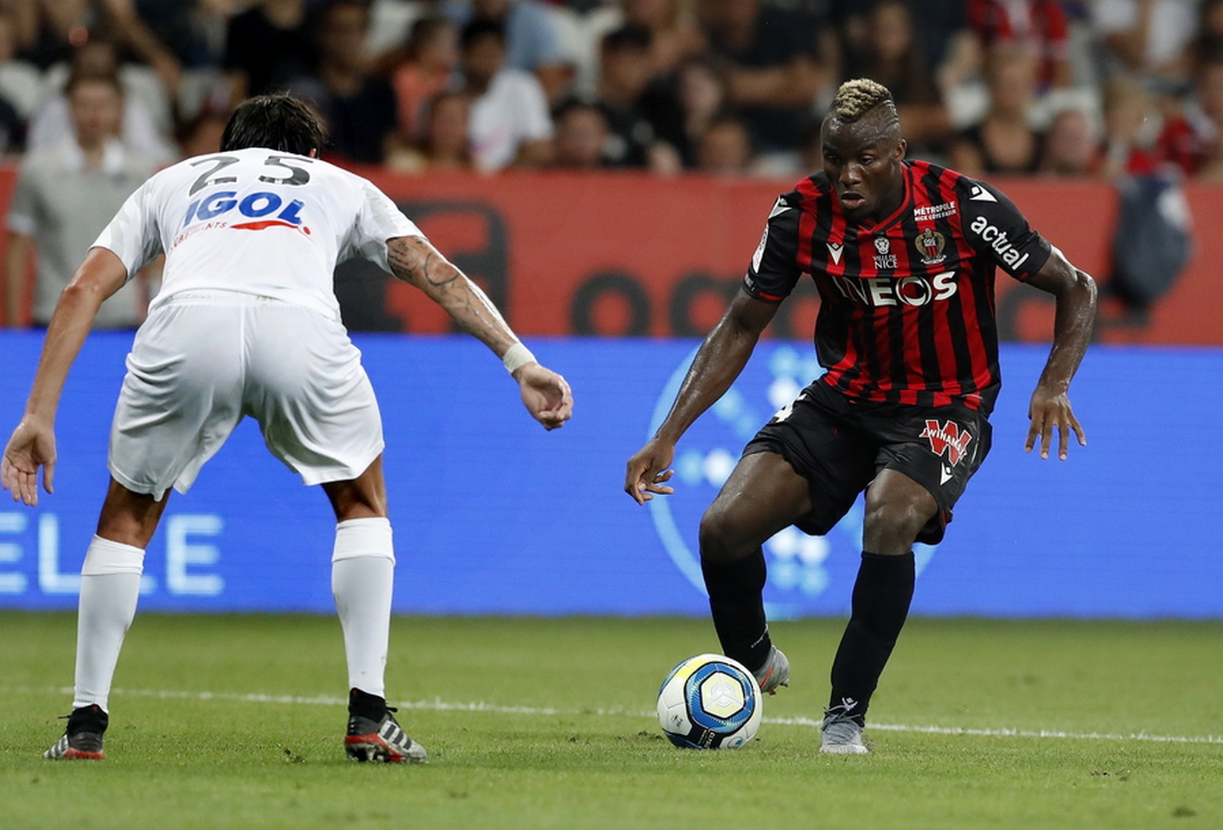 epa07767043 Ignatius Ganago (R) of OGC Nice and Jordan Lefort (L) of Amiens SC in action during the French Ligue 1 soccer match, OGC Nice vs Amiens SC, at the Allianz Riviera stadium, in Nice, France, 10 August 2019.  EPA