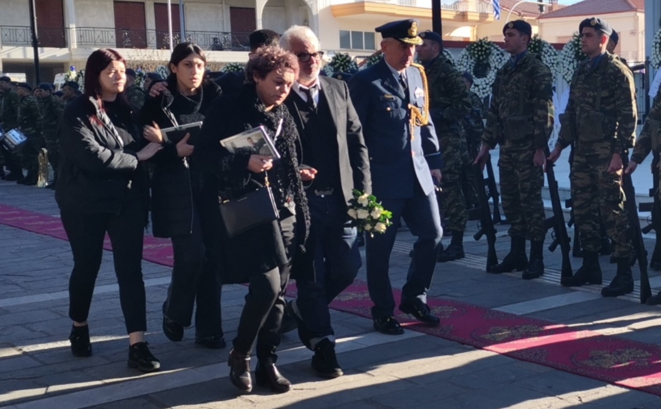 Πτώση Φάντομ στην Ανδραβίδα: Κηδεία Μάριου Μιχαήλ Τουρούτσικα – Έφτασε στην εκκλησία η οικογένεια, οι πρώτες εικόνες