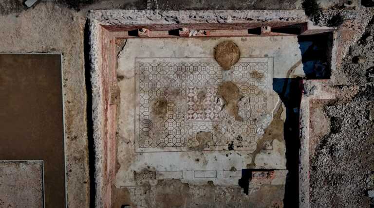 Κορινθία: Η γαλάζια πολιτεία των νεκρών – Οι εκπληκτικές αρχαίες κατακόμβες των Κεγχρεών, που παραμένουν εγκαταλελειμμένες