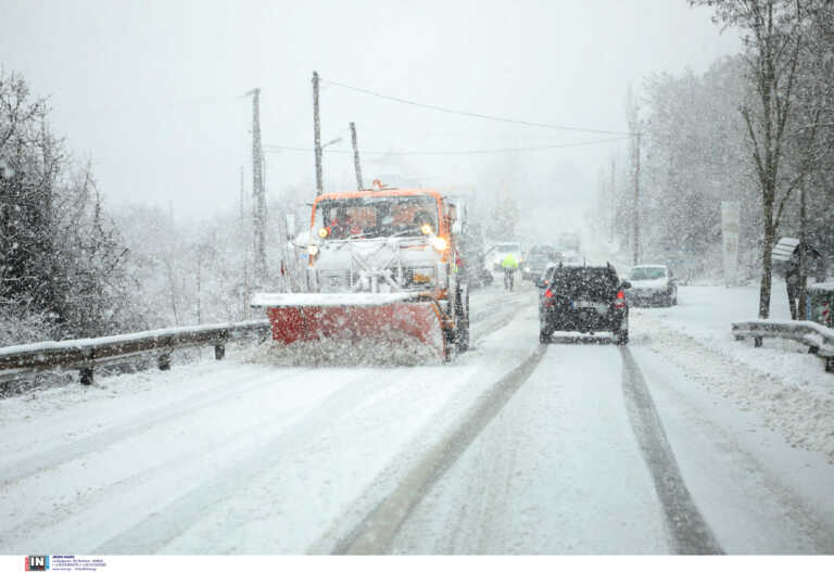 Η Πυροσβεστική απεγκλώβισε οδηγούς στα Βίλια - Είχαν καθηλωθεί λόγω του χιονιού