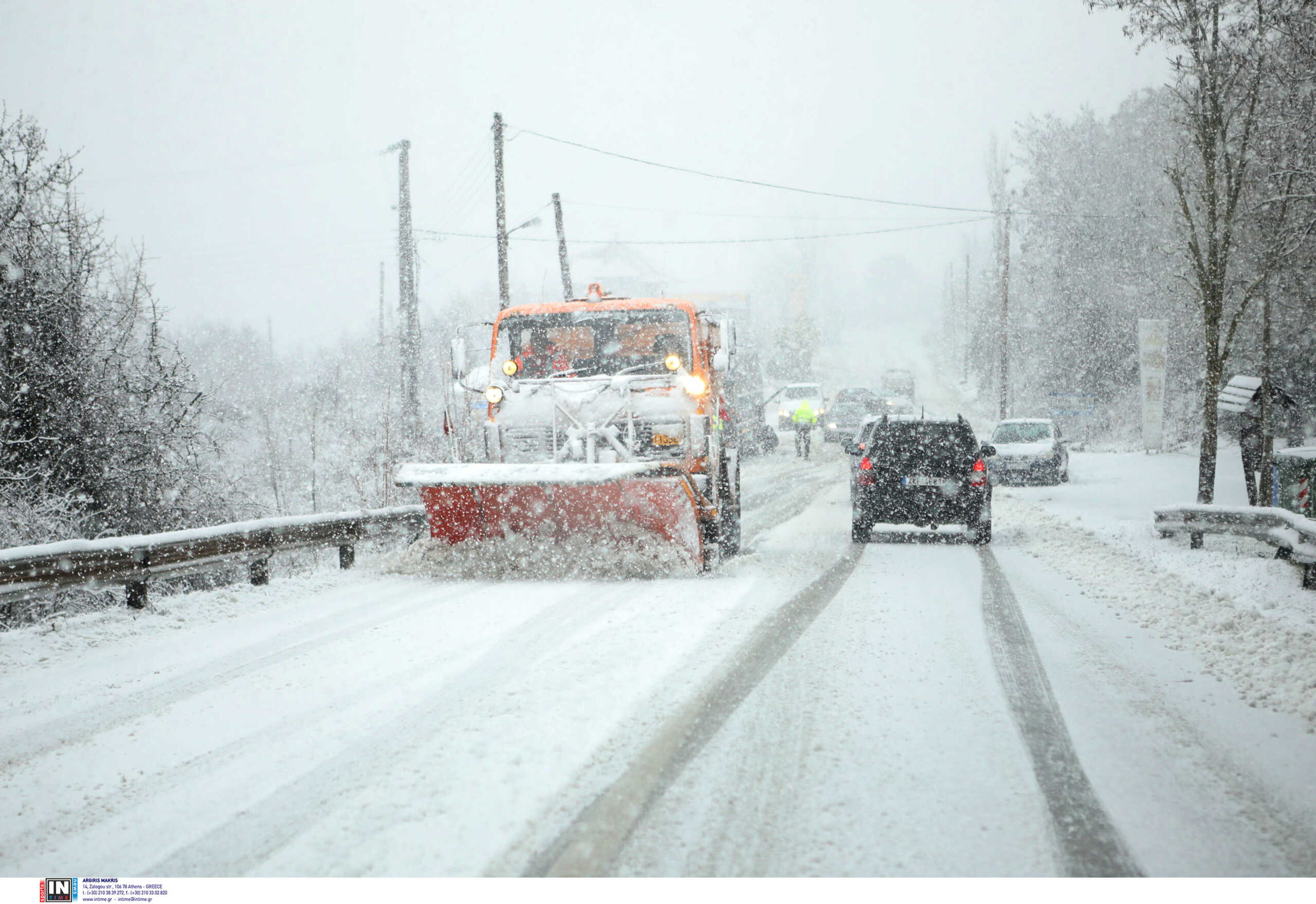 Καιρός: Η Πυροσβεστική απεγκλώβισε οδηγούς στα Βίλια – Είχαν καθηλωθεί λόγω του χιονιού