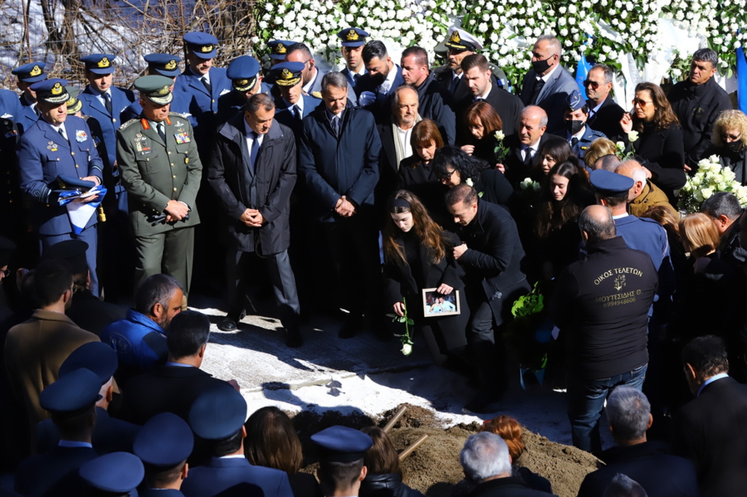 Κηδεία Ευστάθιου Τσιτλακίδη: Η σύντροφός του κατέρρευσε την ώρα της ταφής