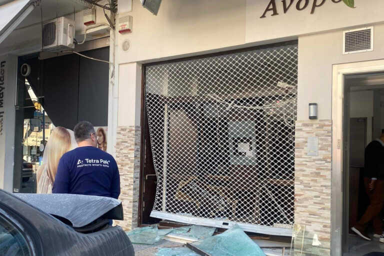 Ληστεία σε κοσμηματοπωλείο στο Αιγάλεω - Έσπασαν τη τζαμαρία με αυτοκίνητο