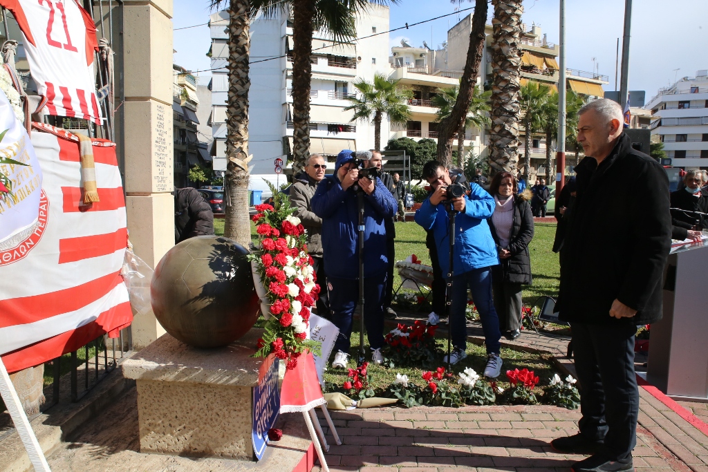 Ο δήμος Πειραιά τίμησε τη μνήμη των 21 θυμάτων της Θύρας 7