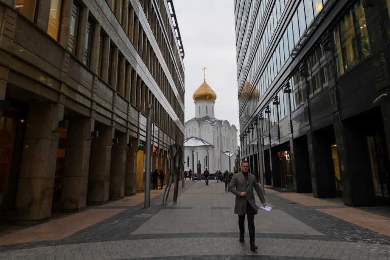 Δισεκατομμύρια δολάρια έχουν «εγκλωβιστεί» στη Ρωσία σύμφωνα με το Bloomberg – Τι φοβούνται οι επενδυτές