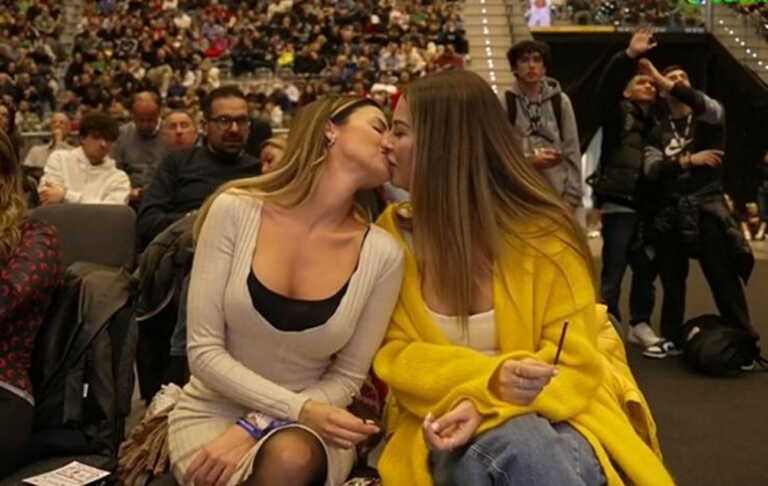 Το φιλί δυο γυναικών στο στόμα έκλεψε τις εντυπώσεις στο Final 8 της Ιταλίας