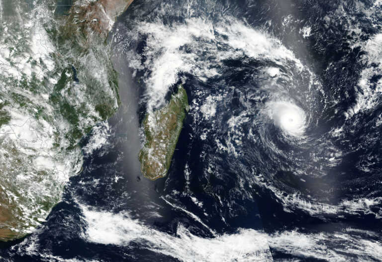 Ο κυκλώνας Φρέντι σαρώνει τη Μαδαγασκάρη – Ένας νεκρός