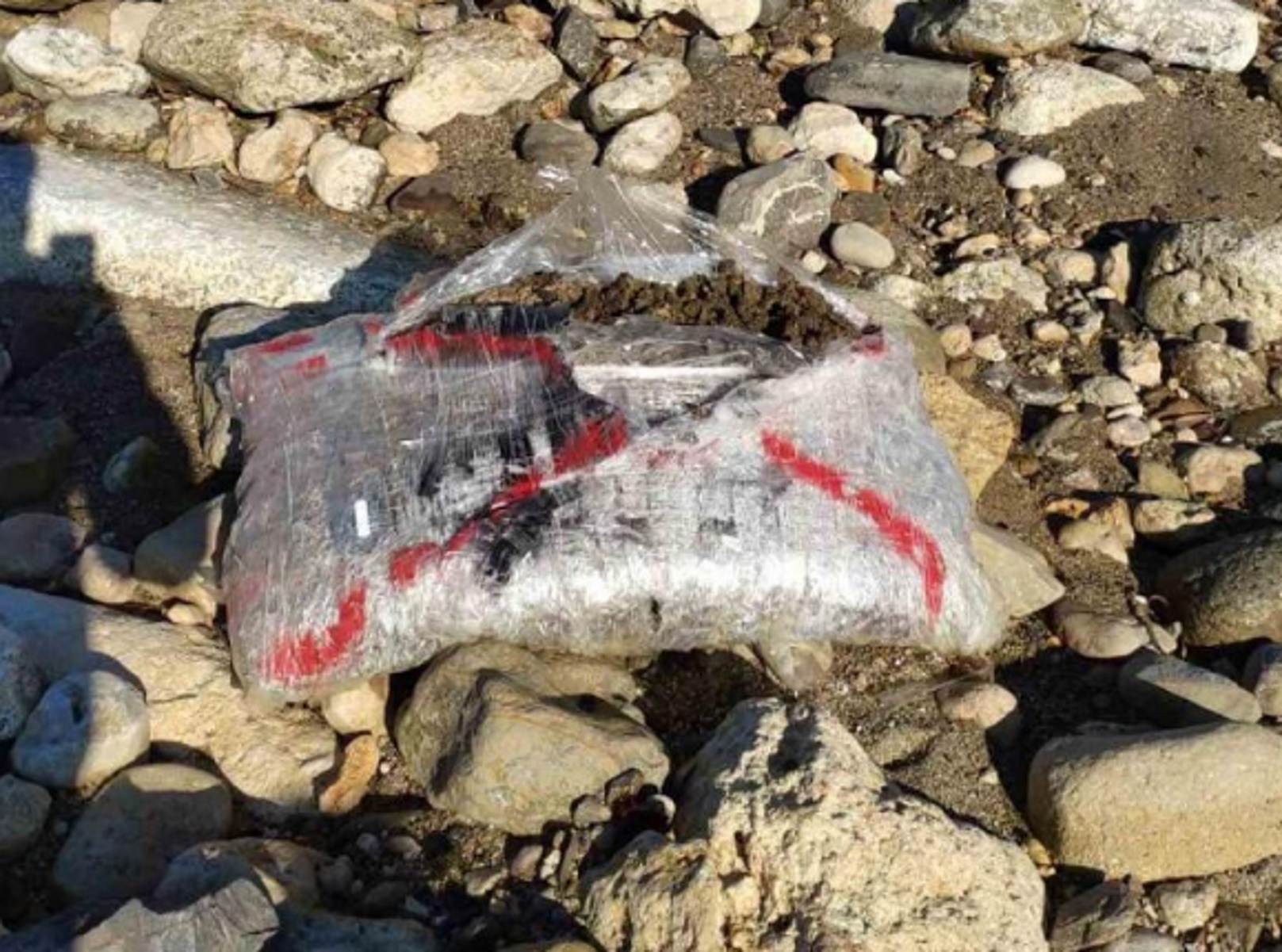 Κρήτη: 134 κιλά χασίς σε παραλίες του Ρεθύμνου – Συσκευασμένα ναρκωτικά στα βότσαλα