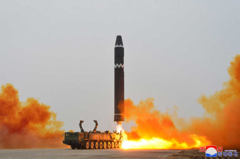 Νέες εκτοξεύσεις βαλλιστικών πυραύλων από την Βόρεια Κορέα - «Διαμαρτύρεται έντονα» η Ιαπωνία
