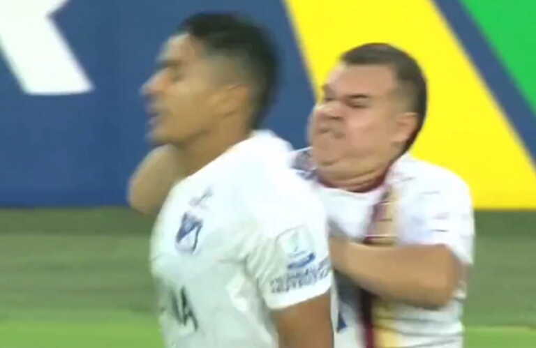 Κολομβία: Οπαδός μπήκε στον αγωνιστικό χώρο και χτύπησε πισώπλατα πρώην ποδοσφαιριστή της ομάδας του