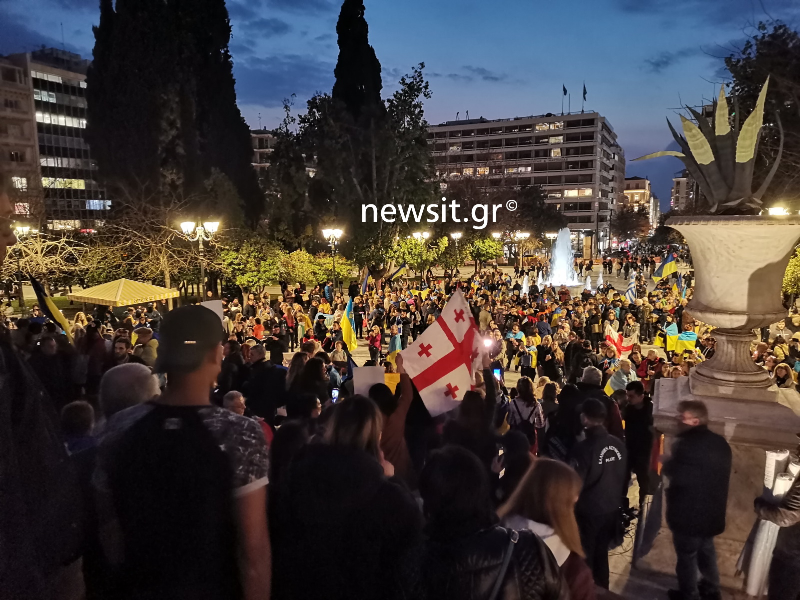 Πορεία Ουκρανών στο κέντρο της Αθήνας – «Η Μαριούπολη θα γίνει ξανά δική μας»