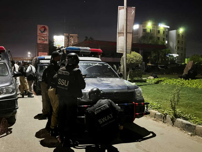 Πακιστάν: Εκρήξεις και πυροβολισμοί μετά την εισβολή ενόπλων σε αστυνομικό τμήμα