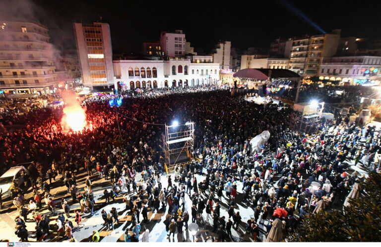 Πατρινό καρναβάλι με χιλιάδες «τρελούς» μασκαράδες - Χορός, μουσική και καπνογόνα