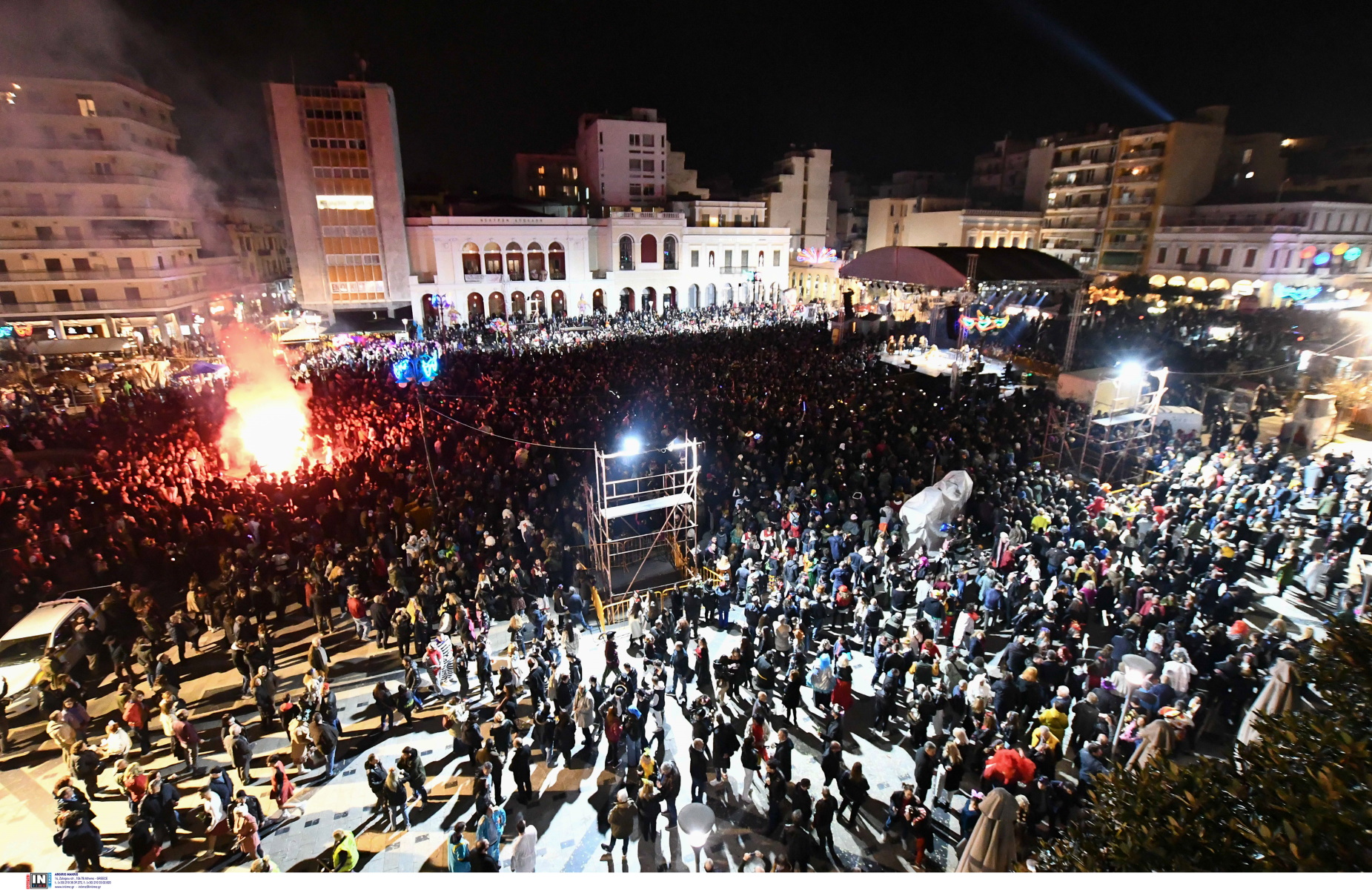 Πατρινό καρναβάλι 2023: Πυρετός με χιλιάδες «τρελούς» μασκαράδες στους δρόμους – Χορός, μουσική και καπνογόνα