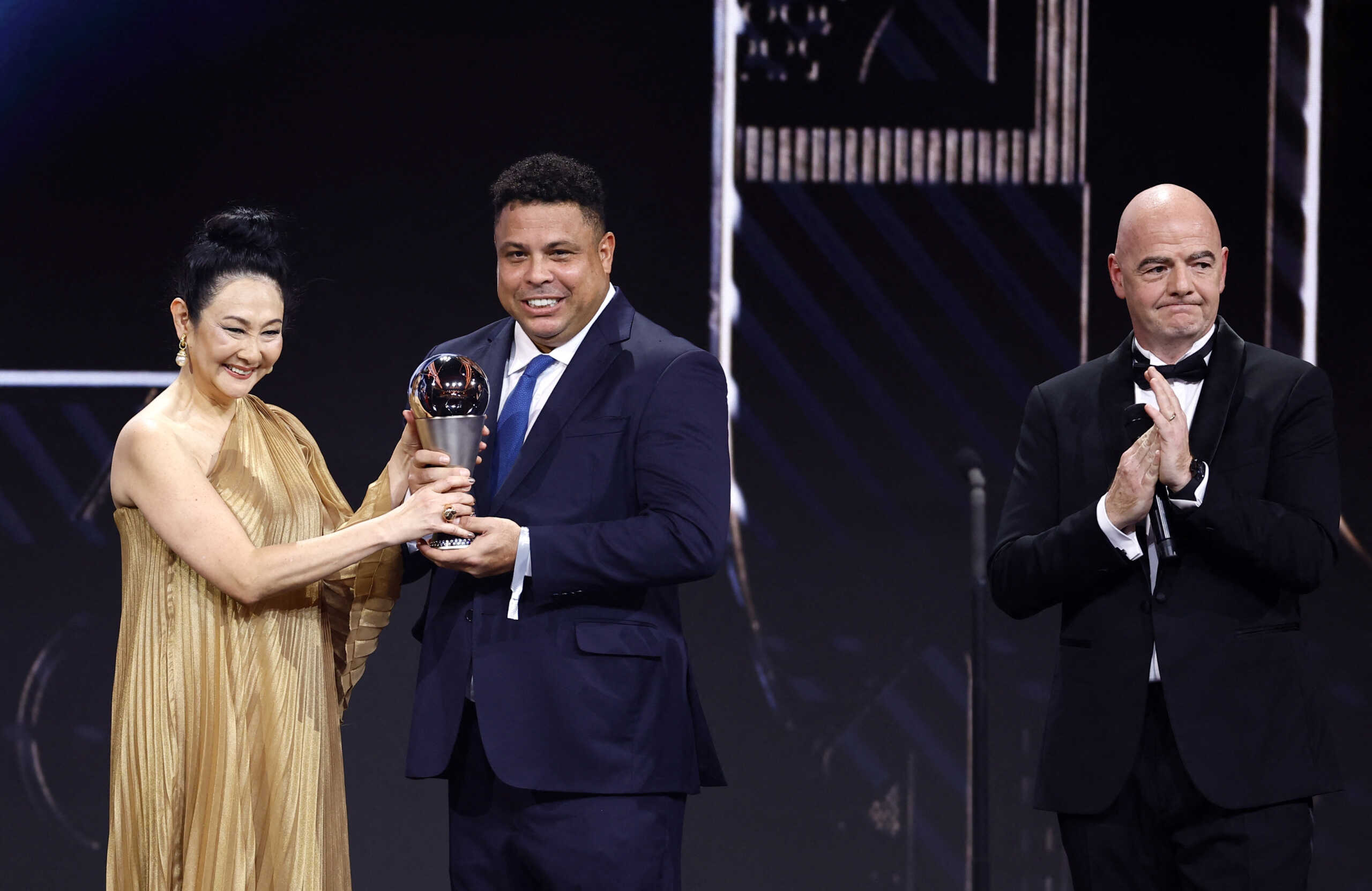 Το βραβείο της FIFA για τον Πελέ και η συγκίνηση της συζύγου του