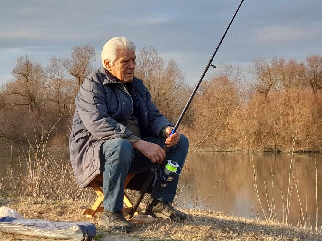 Σέρρες: Η μέρα που το καλάμι του ψαρά κόντεψε να σπάσει από το βάρος του ψαριού στον ποταμό Στρυμόνα