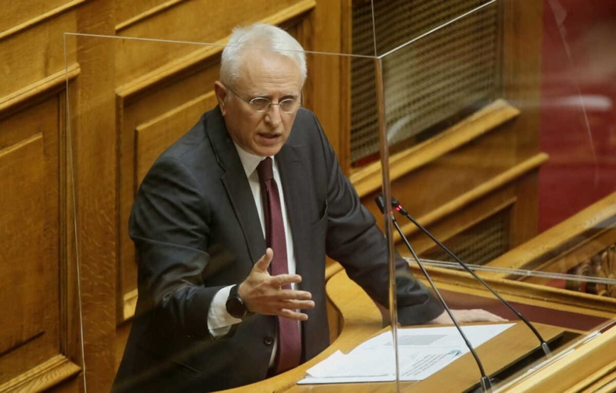 Ο βουλευτής του ΣΥΡΙΖΑ-ΠΣ Γιάννης Ραγκούσης, μιλάει από το βήμα στη συζήτηση,  επί του κατατεθέντος πορίσματος της Εξεταστικής Επιτροπής με θέμα: «Εξέταση της υπόθεσης παραβίασης του απορρήτου των επικοινωνιών του προέδρου του ΠΑΣΟΚ-ΚΙΝΗΜΑΤΟΣ ΑΛΛΑΓΗΣ και ευρωβουλευτή Νίκου Ανδρουλάκη από την Εθνική Υπηρεσία Πληροφοριών [ΕΥΠ] ή και από άλλα φυσικά ή νομικά πρόσωπα, την επιβεβαιωμένη απόπειρα παγίδευσης του κινητού του με το κακόβουλο λογισμικό predator, την παράνομη χρήση αυτού στην Ελληνική επικράτεια και την έρευνα για την ύπαρξη ευθυνών του πρωθυπουργού  Κυριάκου Μητσοτάκη και κάθε άλλου εμπλεκόμενου φυσικού ή νομικού προσώπου», στην αίθουσα της ολομέλειας της Βουλής, Παρασκευή 21 Οκτωβρίου 2022. ΑΠΕ-ΜΠΕ