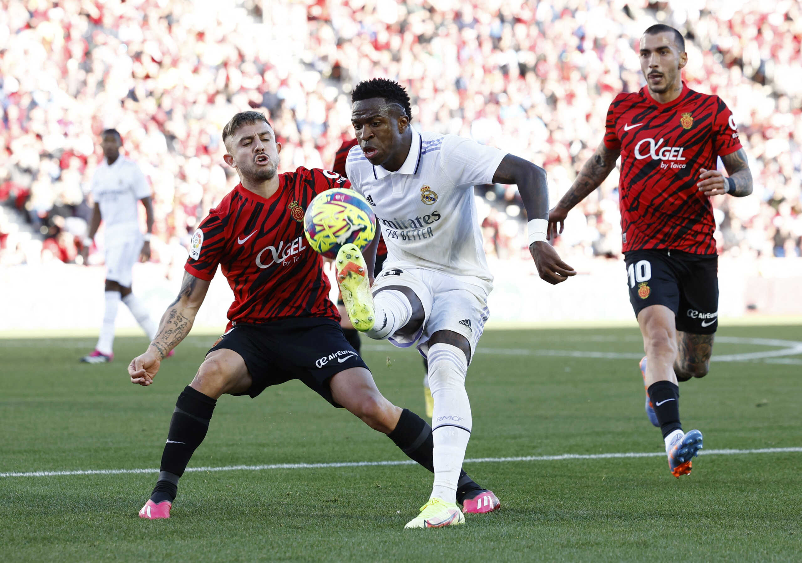 Soccer Football - LaLiga - RCD Mallorca v Real Madrid - Visit Mallorca Stadium, Palma, Mallorca, Spain - February 5, 2023 Real Madrid's Vinicius Junior in action with RCD Mallorca's Giovanni Gonzalez REUTERS