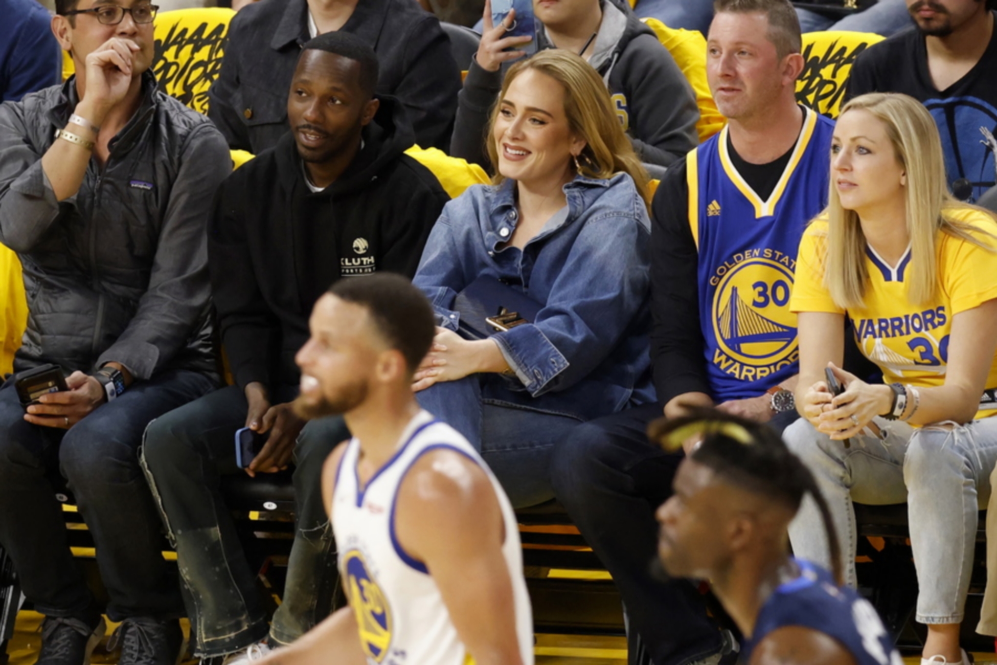 epa09961917 Singer-songwriter, Adele (C) and her boyfriend, Rich Paul (2-L) watch game action, during the first half of Game 2 of the NBA Western Conference Finals, between the Golden State Warriors and the Dallas Mavericks at Chase Center in San Francisco, California, USA, 20 May 2022.  EPA