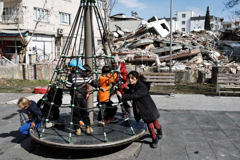 Τα παιδιά στην Τουρκία παίζουν ένα νέο παιχνίδι, τον «σεισμό»
