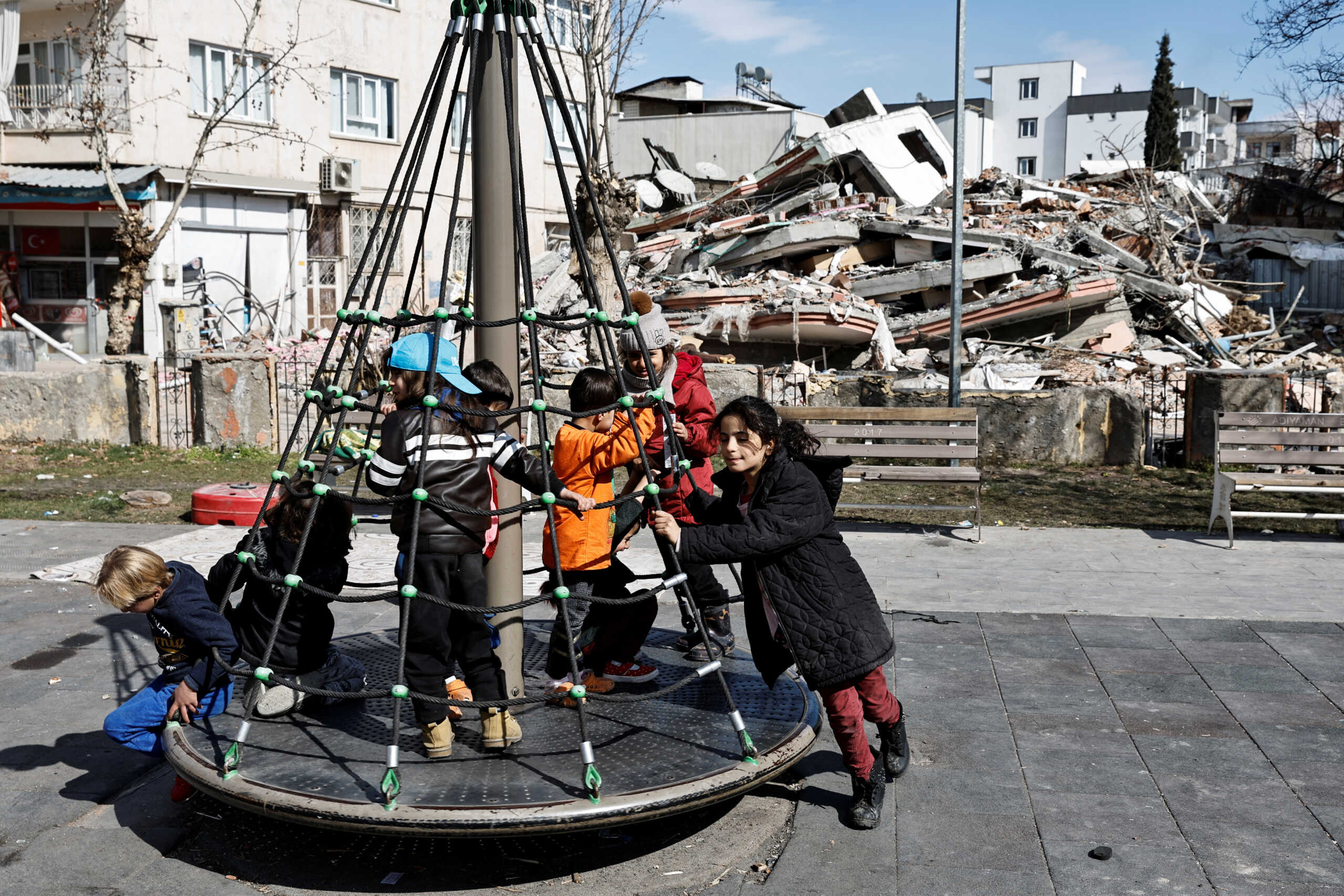 Τουρκία: Τα παιδιά μαθαίνουν ένα νέο παιχνίδι, τον «σεισμό»