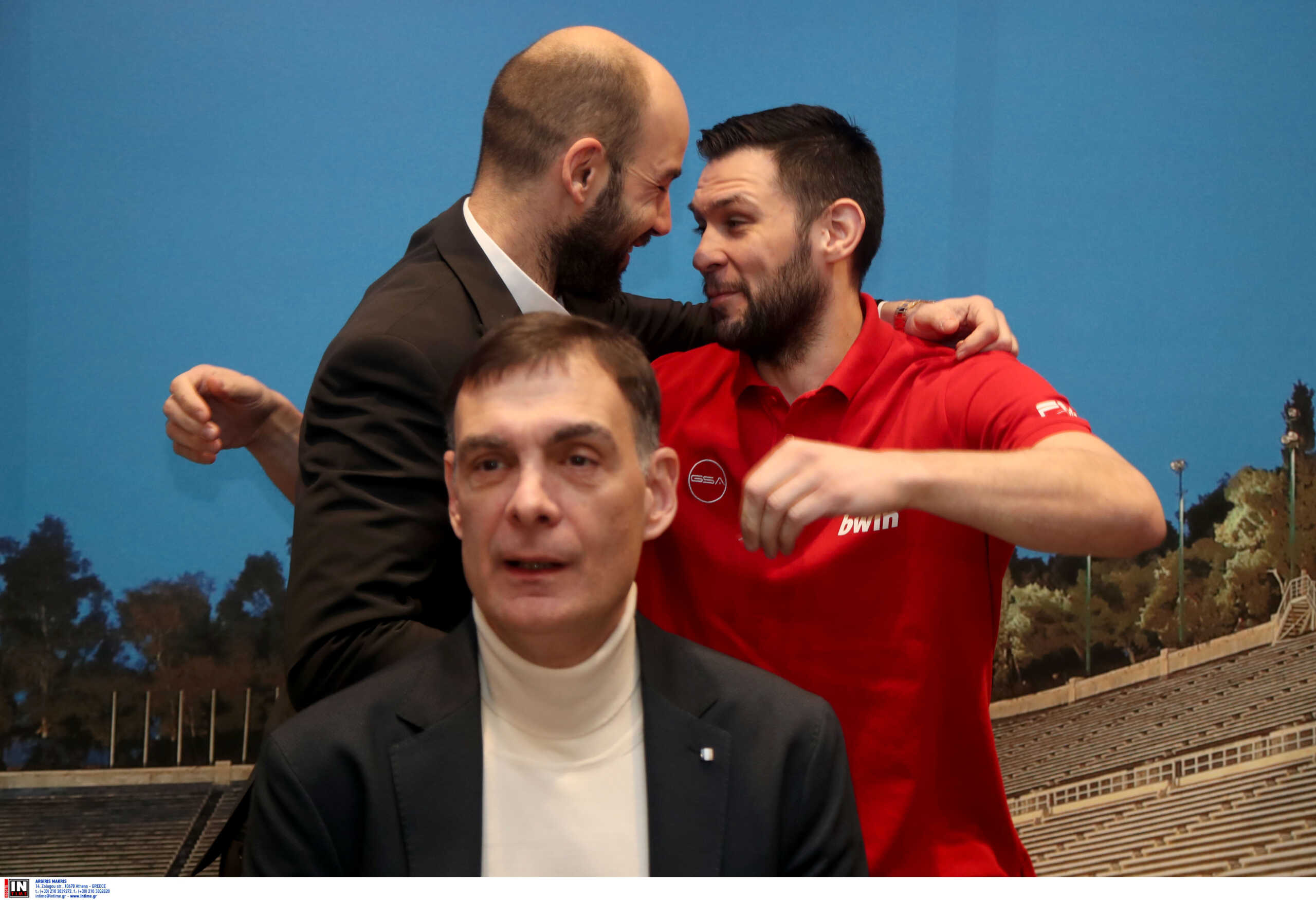 Βασίλης Σπανούλης: Θερμή αγκαλιά με Γιώργο Μπαρτζώκα και Κώστα Παπανικολάου