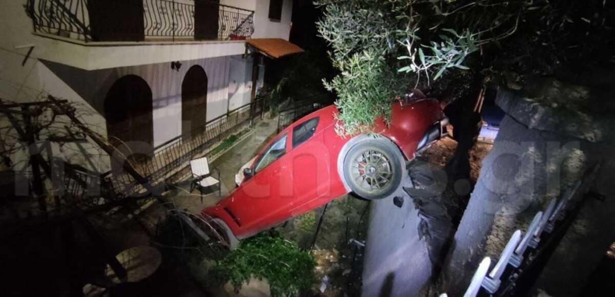Θεσσαλονίκη: Αυτοκίνητο «προσγειώθηκε» σε αυλή σπιτιού στο Πανόραμα