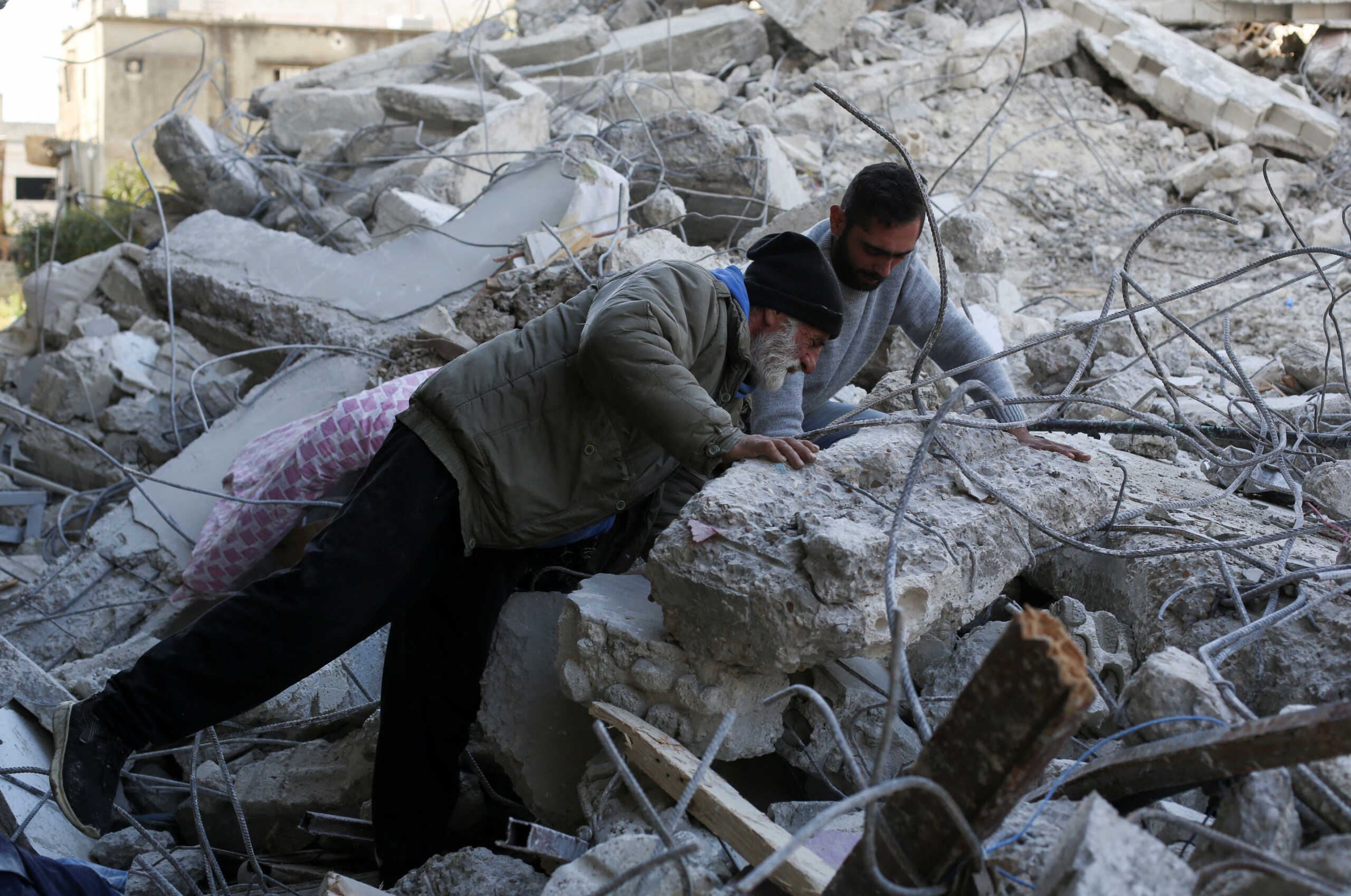 Συρία: «Πλημμύρισαν» από σεισμόπληκτους τα νοσοκομεία – «Στέρεψαν» από γάζες και παυσίπονα