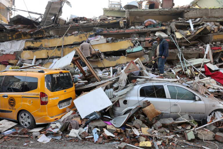 Γιατί έπεσαν σαν χάρτινοι πύργοι από τον σεισμό τα κτίρια στην Τουρκία - Ο πρόεδρος πολιτικών μηχανικών στο newsit.gr