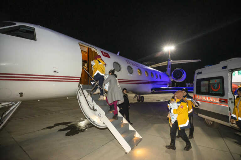 Ερντογάν και Εμινέ επιστράτευσαν νεογέννητα για να κατευνάσουν την οργή - Τα μετέφεραν με το προεδρικό αεροσκάφος