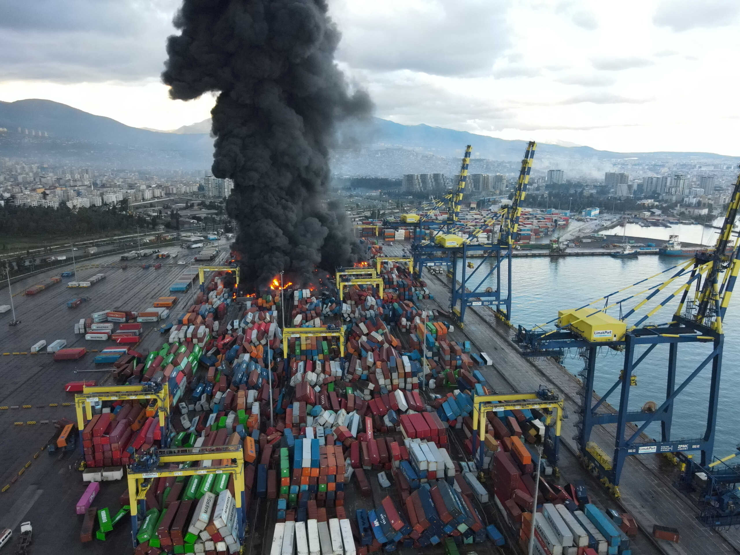 Τουρκία: Μεγάλη φωτιά στο λιμάνι της Αλεξανδρέττας μετά τους ισχυρούς σεισμούς – Κάηκαν δεκάδες εμπορευματοκιβώτια