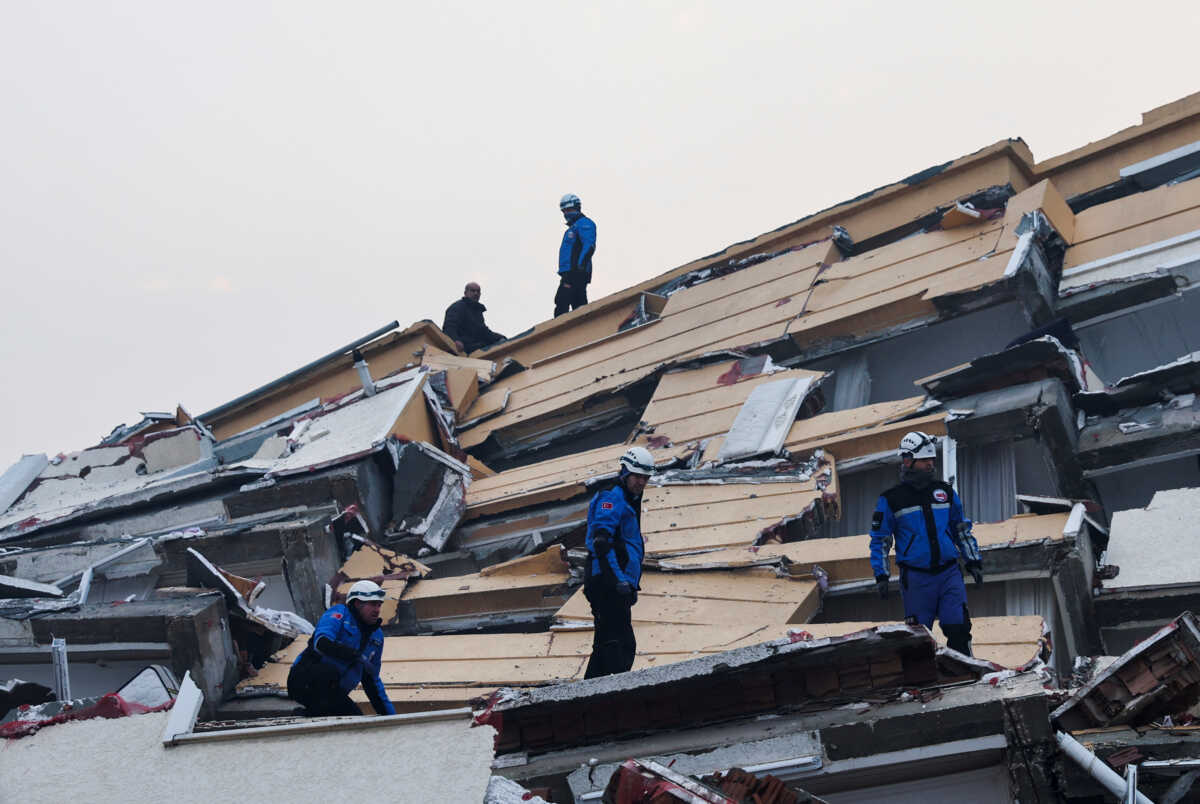 Σεισμός στην Τουρκία – Έλληνας διασώστης: «Ατελείωτο χάος, τα κτήρια είναι πεσμένα χαρτόκουτα το ένα πάνω στο άλλο»