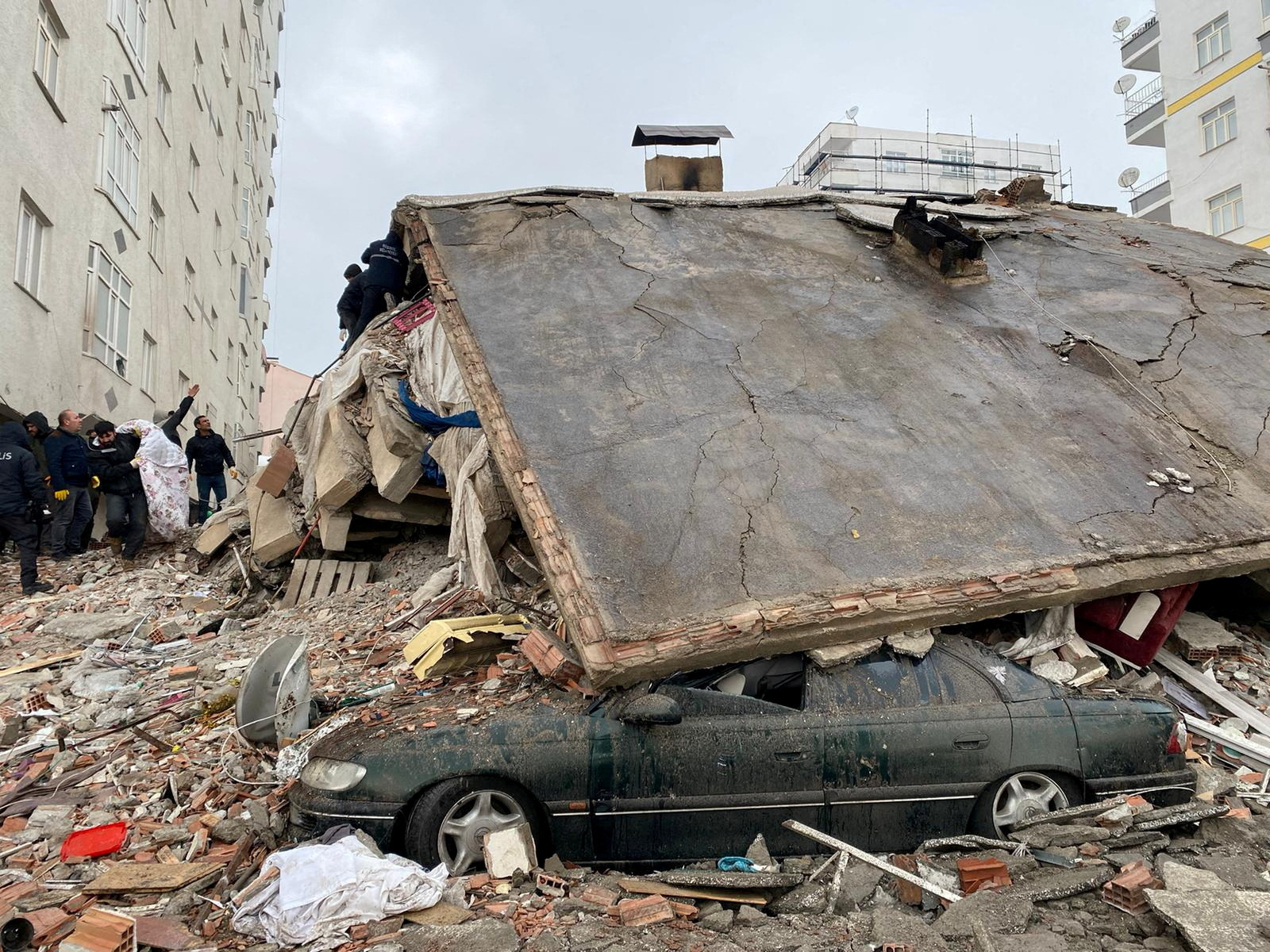 Σεισμός στην Τουρκία: Οι συγκλονιστικές εικόνες από την κατάρρευση πολυκατοικιών