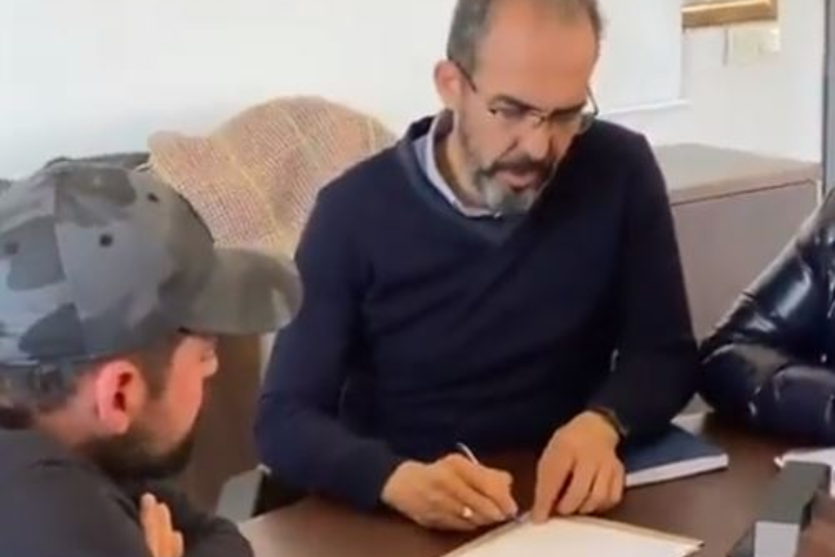 Τουρκία: Βουλευτής του Ερντογάν έφτιαξε σε κόλλα Α4 το σχέδιο ανοικοδόμησης σεισμόπληκτης περιοχής