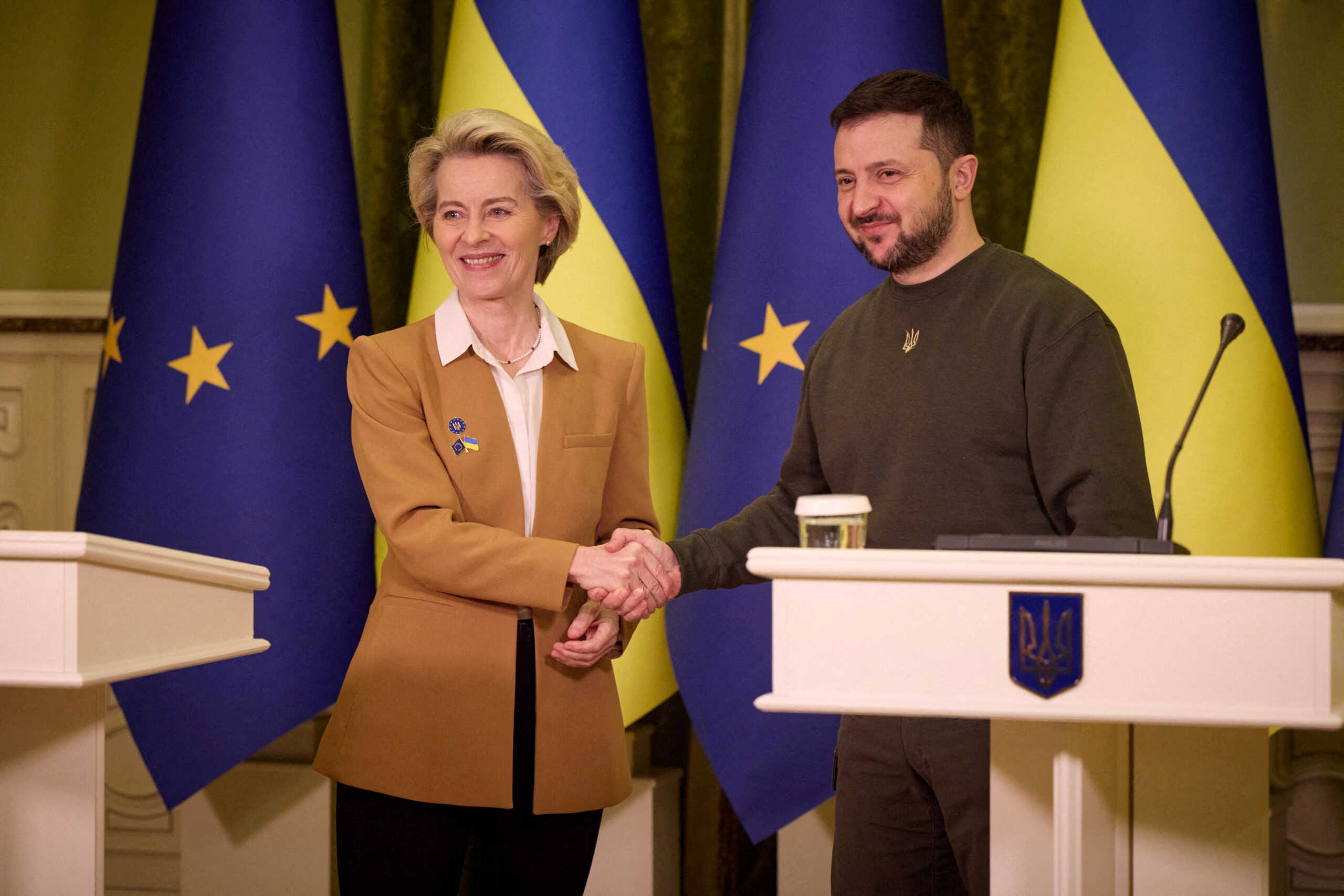 Ukraine's President Volodymyr Zelenskiy and European Commission President Ursula von der Leyen shake hands during a news briefing, as Russia's attack on Ukraine continues, ahead of EU summit in Kyiv, Ukraine February 2, 2023. Ukrainian Presidential Press Service