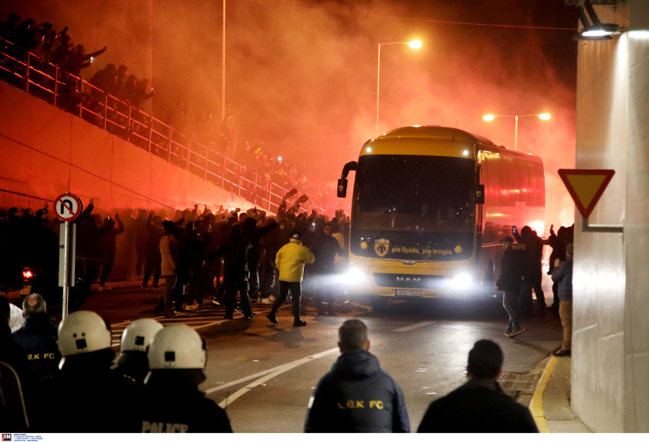 ΑΕΚ – Ολυμπιακός: Αποθεωτική υποδοχή για την Ένωση – Χωρίς προβλήματα η άφιξη των Πειραιωτών