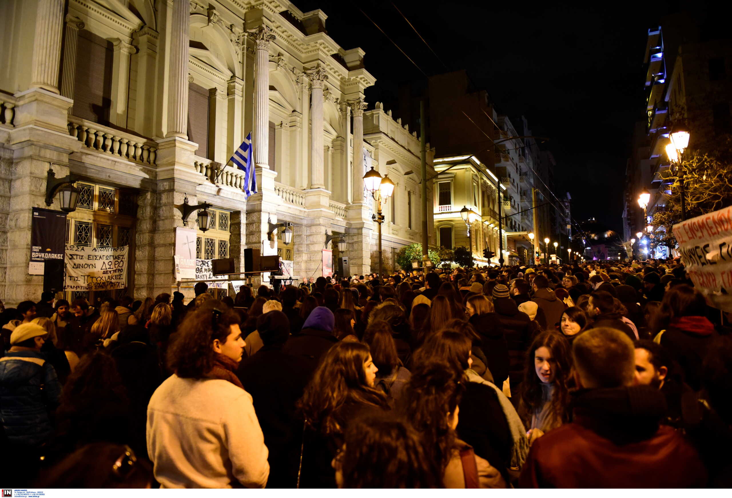 Συγκέντρωση ηθοποιών έξω από το Εθνικό Θέατρο – Κλειστή η Αγ. Κωνσταντίνου