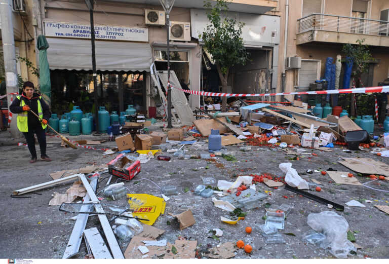 «Νομίζαμε ότι έπεσε το κτήριο» λέει γείτονας του καταστήματος στο Αιγάλεω όπου έγινε η έκρηξη