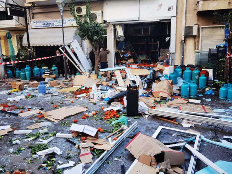 Έκρηξη σε κατάστημα με φιάλες υγραερίου στο Αιγάλεω - «Βομβαρδισμένο τοπίο» το σημείο