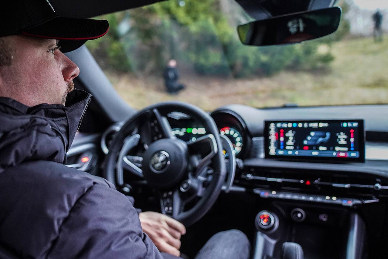 Valtteri Bottas και Zhou Guanyu δοκιμάζουν την Alfa Romeo Tonale Plug-in Hybrid Q4