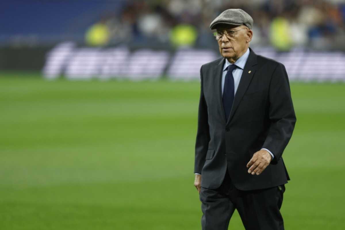 epa10220337 Former soccer player and newly appointed Real Madrid honorary president Amancio Amaro conducts the honorary kick off of the ball ahead of the Spanish LaLiga soccer match between Real Madrid and Osasuna at the Santiago Bernabeu stadium in Madrid, Spain, 02 October 2022.  EPA