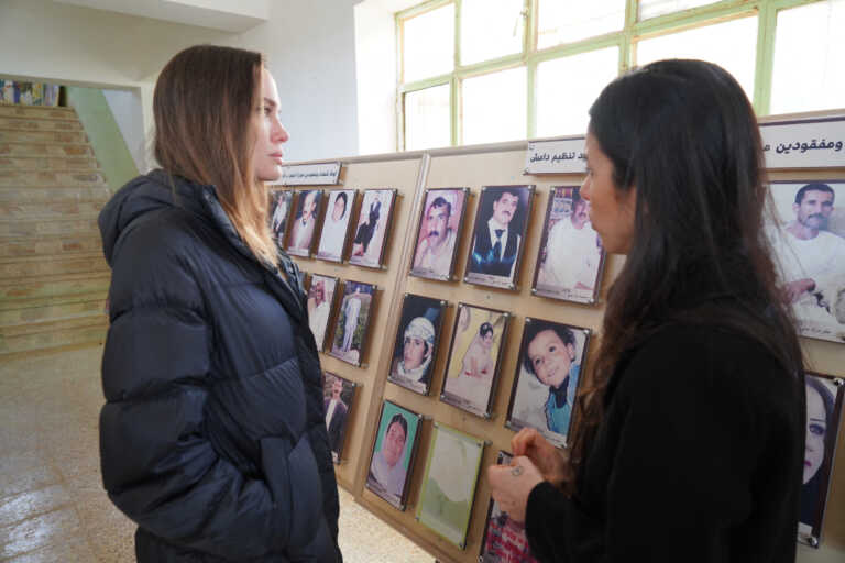 Η Αντζελίνα Τζολί και η Νάντια Μουράντ στο βόρειο Ιράκ, δίπλα στους επιζώντες Γιαζίντι