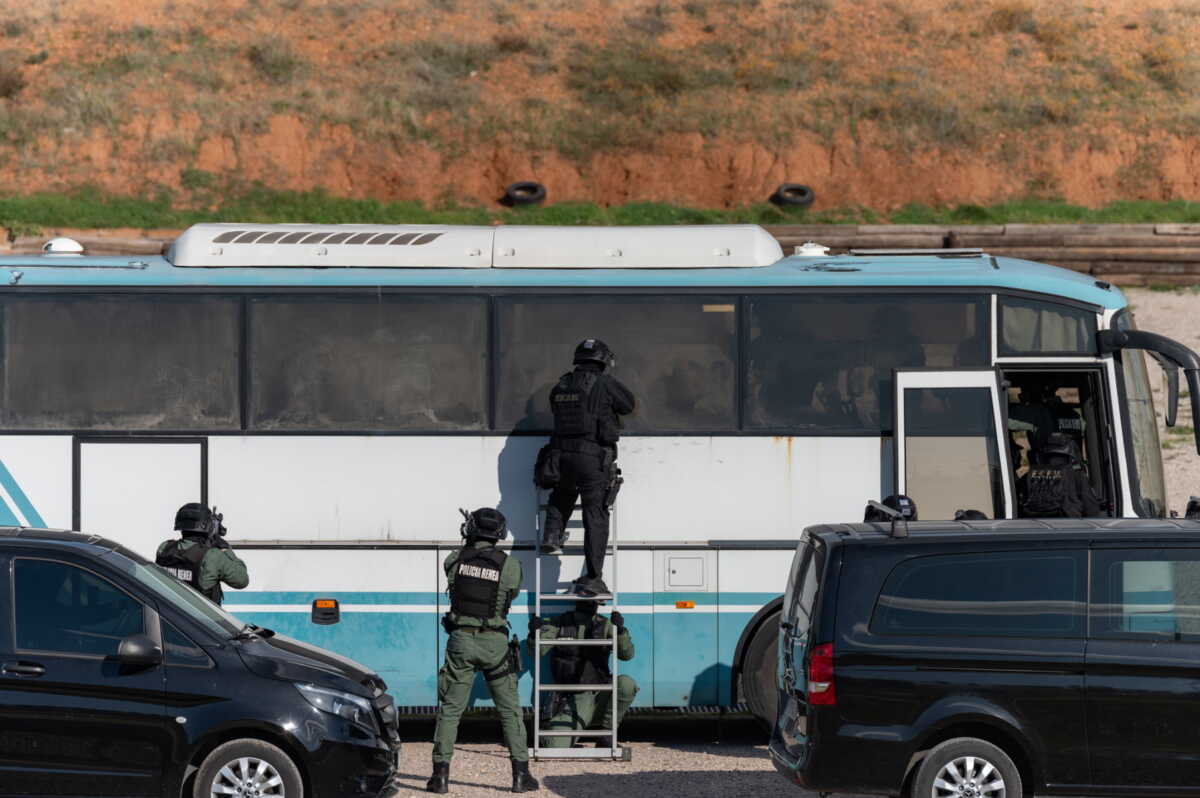 Θεοδωρικάκος: Επωφελής η συνεργασία ελληνικής και αλβανικής αστυνομίας – Άσκηση πειρατείας λεωφορείου